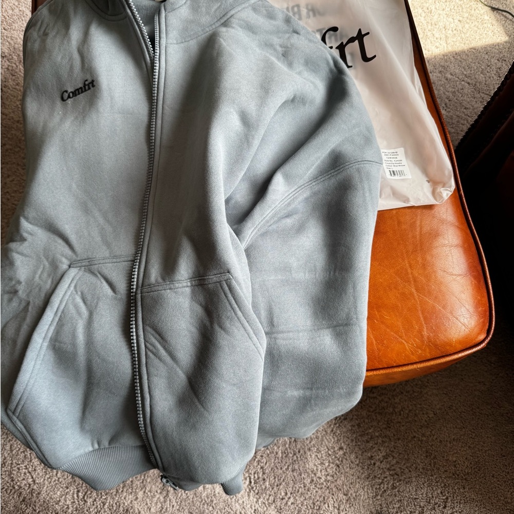 Comfrt Women’s Zip Hoodie in Light Gray